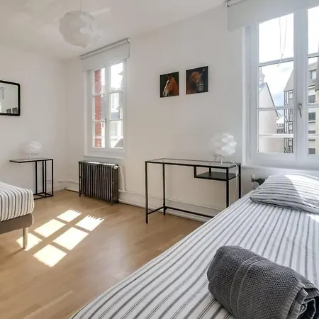 Maison Moderne Et Spacieuse Au Centre De